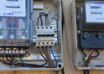 Instalonte matës të energjisë elektrike kundrejtë pagese, arrestohet punonjësi i OSHE-së në Tiranë