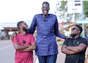 Njeriu më i gjatë në botë është 29 vjeç dhe me origjinë nga Gana, ja gjatësia e tij