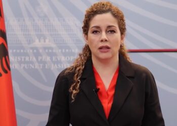 “Dhënia e pasurisë publike bashkëshortit për qëllime fitimi”, Gjykata Kushtetuese nis seancën për mandatin e Xhaçkës