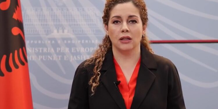 “Dhënia e pasurisë publike bashkëshortit për qëllime fitimi”, Gjykata Kushtetuese nis seancën për mandatin e Xhaçkës
