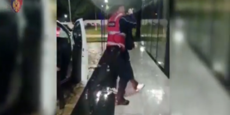 Lëviznin me armë dhe drogë në makinë, kapet në flagrancë 22-vjeçari, arratiset shoferi