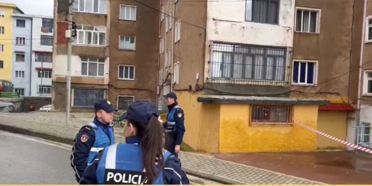 Pallati në Bulqizë rrezikon shembjen pas tërmetit, policia kërkon largimin e 45 banorëve