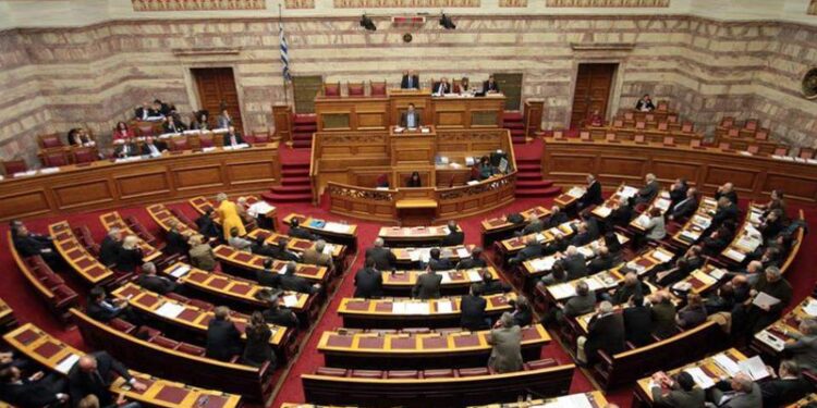 Pas 34 orësh diskutime, rrëzohet mocioni i mosbesimit ndaj qeverisë në Greqi