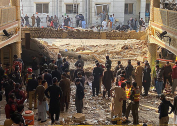 Shpërthim brenda xhamisë në Pakistan, shënjestra ishte policia