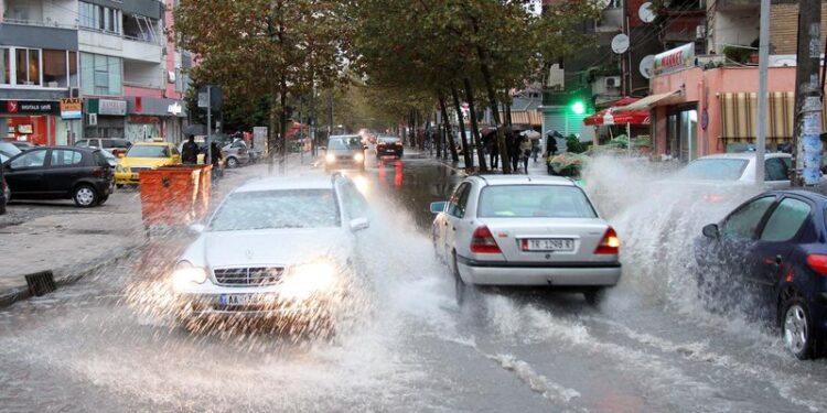 Stuhia e pa zakontë po vjen/ Pasdite nis rrebeshi, zonat me rrezik përmbytje dhe rreshje bore