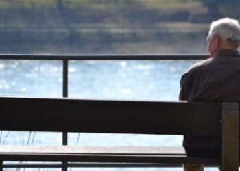 E trishtë, vetmia një rrezik serioz për shëndetin për të moshuarit