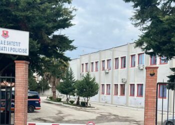 Zjarri përfshin nga flakët qendrën e azilit në Kavajë, lëndohet një e moshuar