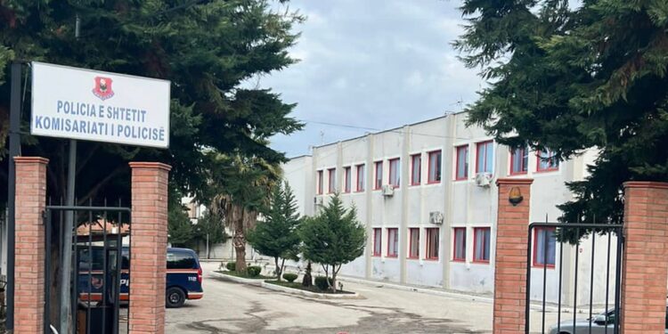 Zjarri përfshin nga flakët qendrën e azilit në Kavajë, lëndohet një e moshuar