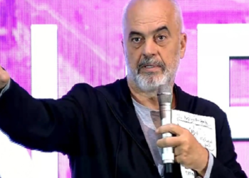 Rama mbledh grupin e PS, i pranishëm Agron Çela. Kritika ministres me performancën më të dobët