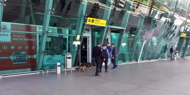 “Ngec” në Rinas/ Nuk deklaron mbi 12 mijë euro në kufi, arrestohet 45-vjeçari nga Turqia