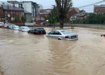 Përkeqësohet situata e reshjeve në Lezhë, ndërpritet energjia në fshatra, evakuohen 3 familje