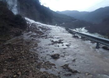 Rrëshqitje dherash dhe gurësh nga reshjet e shiut, bllokohet rruga Mes-Ura e Shtrenjtë në Shkodër