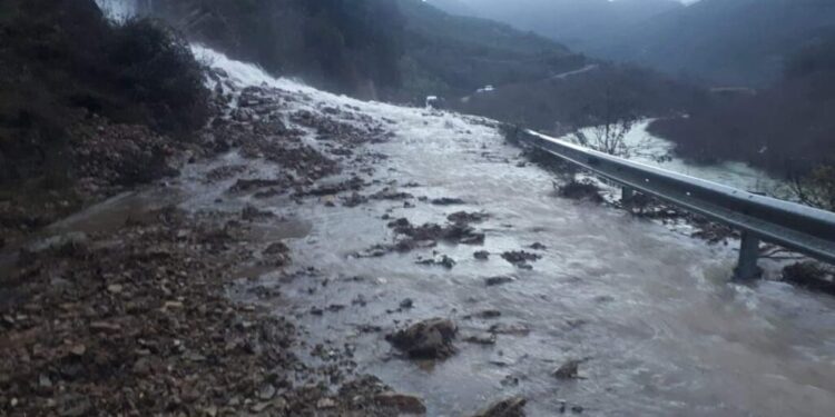 Rrëshqitje dherash dhe gurësh nga reshjet e shiut, bllokohet rruga Mes-Ura e Shtrenjtë në Shkodër