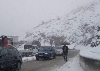 Bora bllokon Rugën e Arbrit, policia apel shoferëve: Kaloni nga aksi i vjetër