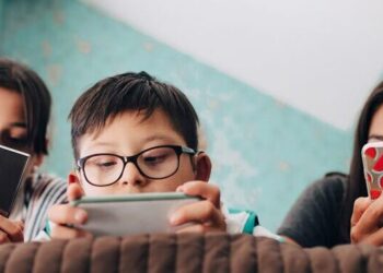 Mos i neglizhoni! Këto janë shenjat që tregojnë se fëmija juaj ka nevojë për syze