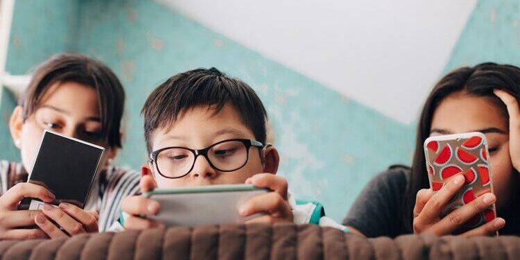 Mos i neglizhoni! Këto janë shenjat që tregojnë se fëmija juaj ka nevojë për syze