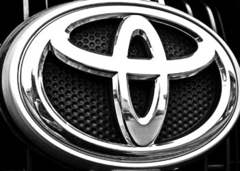 Toyota, prodhuesi me shitjet më të mëdha të makinave në botë për 2022