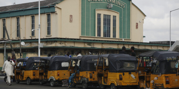 Zihen pritë nga rrëmbyesit, 32 persona grabiten dhe dhunohen në Nigeri