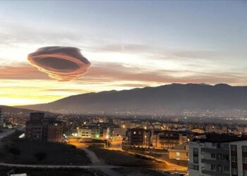 Fenomen i rrallë! Reja magjepsëse thjerrëzore dhuron pamje surreale në qiellin e Turqisë