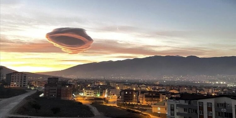 Fenomen i rrallë! Reja magjepsëse thjerrëzore dhuron pamje surreale në qiellin e Turqisë