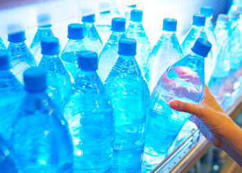 Plastika rrezik për shëndetin, ja përse duhet kontrolluar skadenca e ujit në shishe
