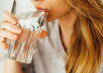 Pirja e një  gote uji të  vakët në  mëngjes, sjell benefite për organizmin