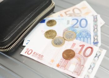 Euro në pikiatë, zbret poshtë nivelit të 115 lekëve