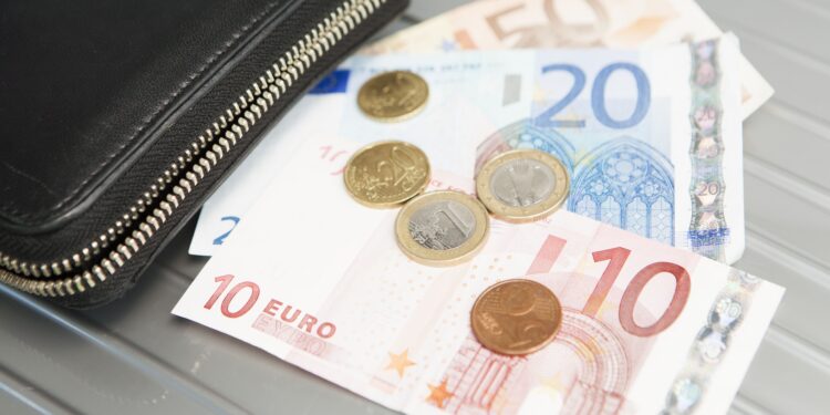 Euro në pikiatë, zbret poshtë nivelit të 115 lekëve