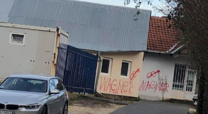 Grafitet “Wanger” të mërcenarëve rus alarmojë Mitrovicën e Veriut, policia e Kosovës nis hetimet