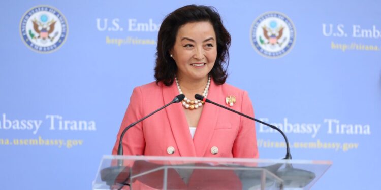 Biden merr vendimin, ja kush do të zëvendësojë ambasadoren Yuri Kim në Shqipëri