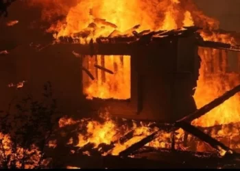 Shkrumbohet plotësisht banesa në Fier, shkak shkëndija elektrike. Zjarri alarmon banorët e zonës