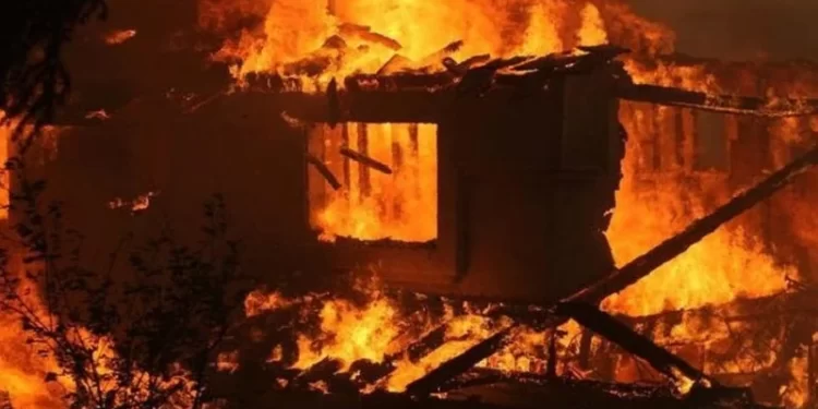 Shkrumbohet plotësisht banesa në Fier, shkak shkëndija elektrike. Zjarri alarmon banorët e zonës