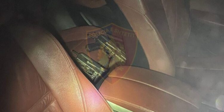 Automjeti kapicë me armë e benzinë, policia parandalon atentatin në Elbasan