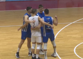 Tirana triumfon ndaj Partizanit dhe hedh një hap drejt finales së volejbollit