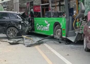 Aksident tronditës te ‘Shallvaret’, përplasen autobusi dhe dy mjete, raportohen të plagosur
