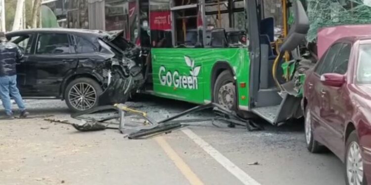 Aksident tronditës te ‘Shallvaret’, përplasen autobusi dhe dy mjete, raportohen të plagosur