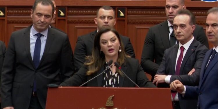 Përleshje në Kuvend, Vokshi: Rama ka korruptuar agjentin e FBI-së, Nikolla i fik mikrofonin