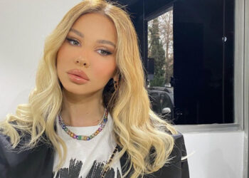 Dhe pse pozonte me bikini diti të ‘fsheh’ barkun, modelja bëhet nënë për herë të dytë