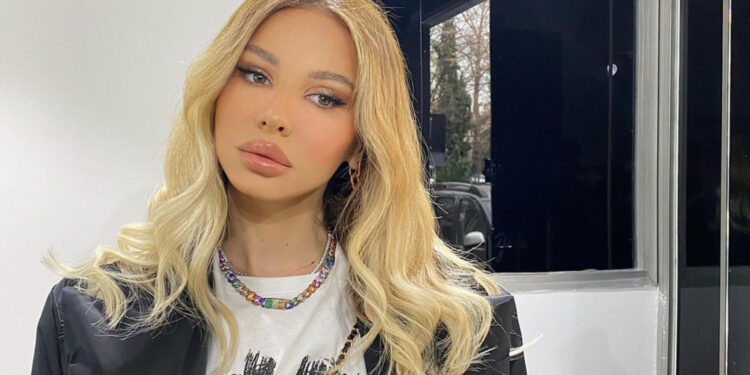 Dhe pse pozonte me bikini diti të ‘fsheh’ barkun, modelja bëhet nënë për herë të dytë