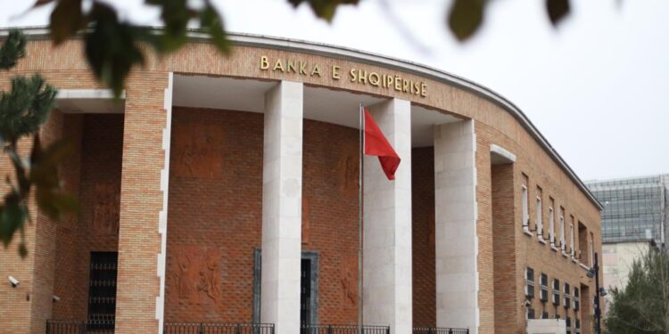 Banka e Shqipërisë: Norma bazë e interesit e paqëndrueshme, rriten pagat dhe punësimi