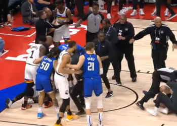 Ndeshja e basketbollit kthehet në boks, ‘kërcet’ grushti mes lojtarëve