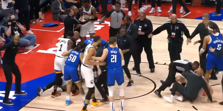 Ndeshja e basketbollit kthehet në boks, ‘kërcet’ grushti mes lojtarëve