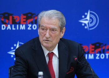 Pak minuta para protestës te Kuvendi, Berisha mbledh grupin parlamentar