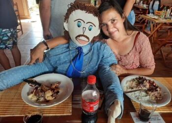 Gruaja që u martua me kukullën denoncon në polici: Na kanë rrëmbyer djalin tonë