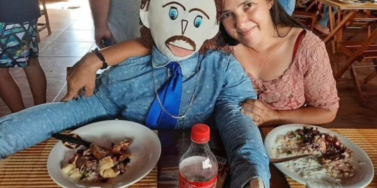 Gruaja që u martua me kukullën denoncon në polici: Na kanë rrëmbyer djalin tonë