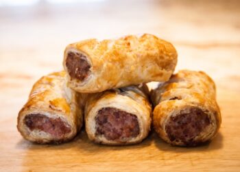 Receta e ditës, byrek role me mish dhe djathëra