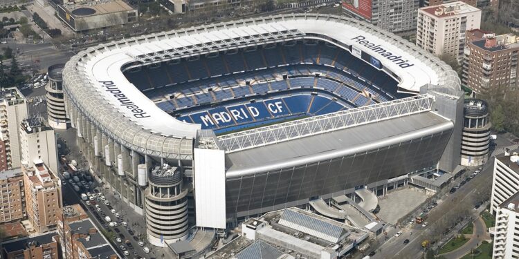 Futbollistët e Real Madrid ankohen për fushën, ndërrojë për të dytën herë tapetin e stadiumit