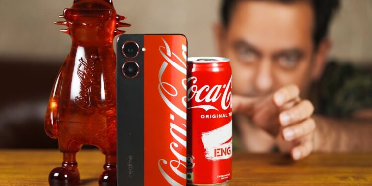 Prezantohet telefoni “Coca Cola” kushton sa 525 kanaçe Coca-Cola