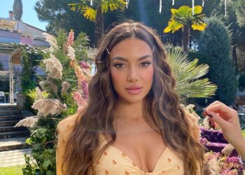 Këngëtarja e famshme Elvana Gjata feston sot ditëlindjen