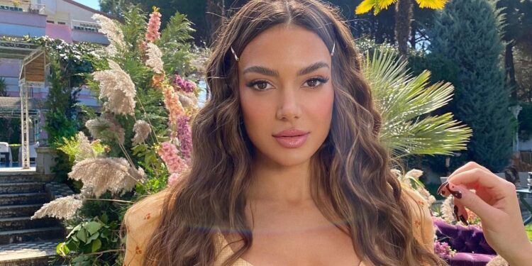 Këngëtarja e famshme Elvana Gjata feston sot ditëlindjen